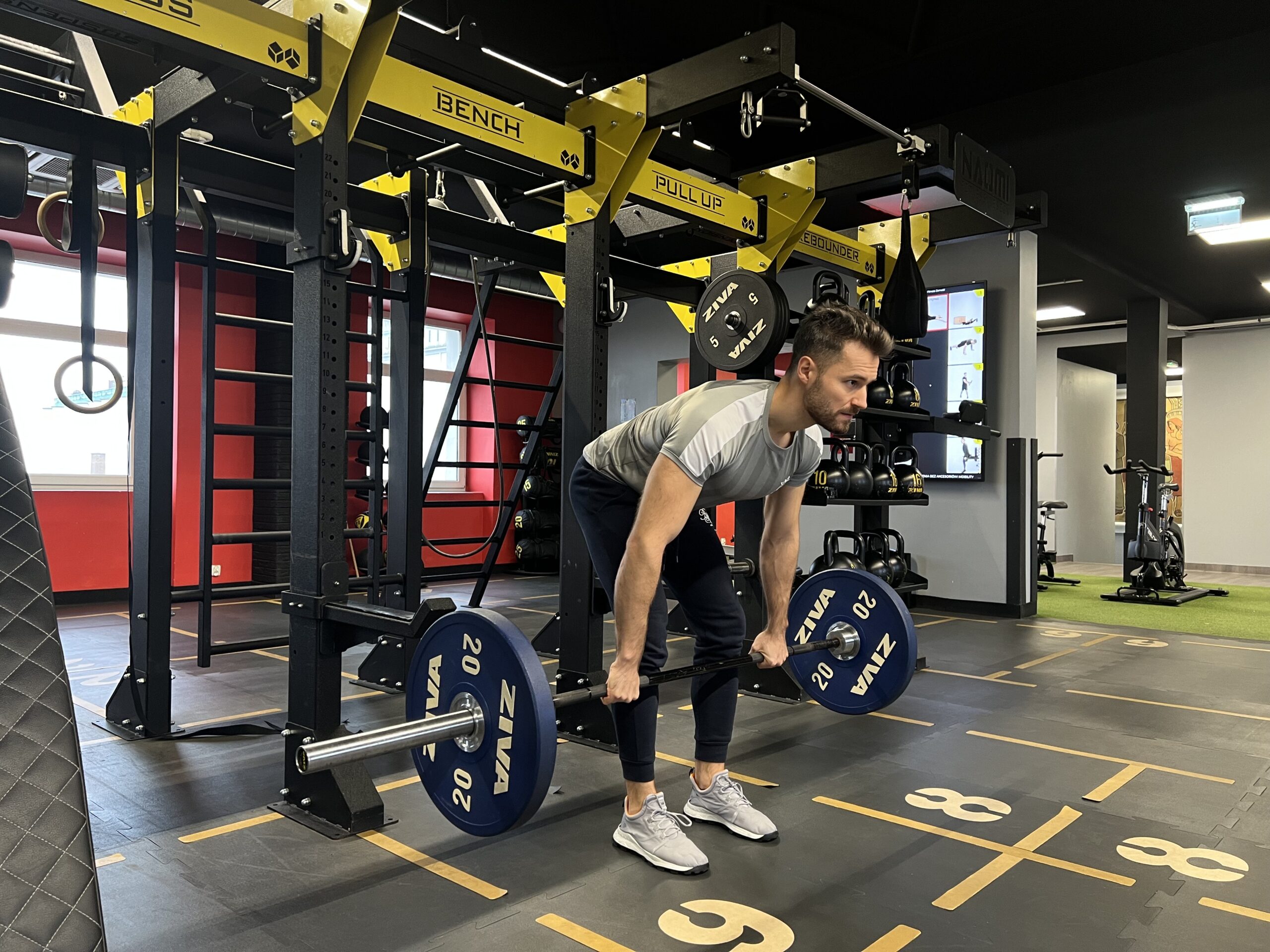 Trener personalny Łukasz Wójcik z Zamościa prowadzi indywidualne zajęcia fitness.