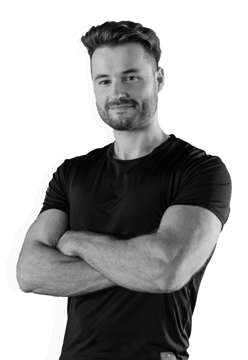 Trener personalny Łukasz Wójcik motywuje swojego podopiecznego podczas intensywnego treningu siłowego w profesjonalnym studio fitness.